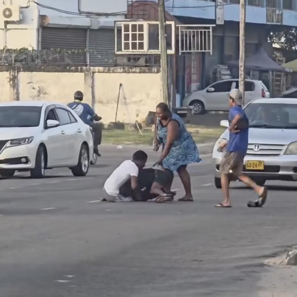 Video - Twee heren vechten op straat om dame nabij Gow2 pompstation