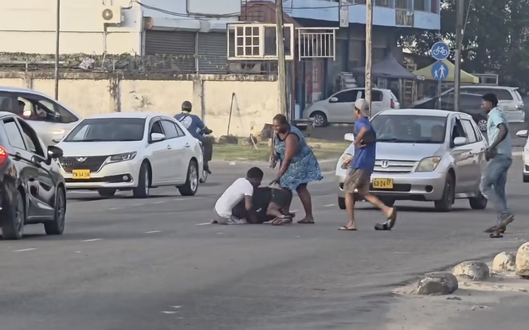 Video - Twee heren vechten op straat om dame nabij Gow2 pompstation