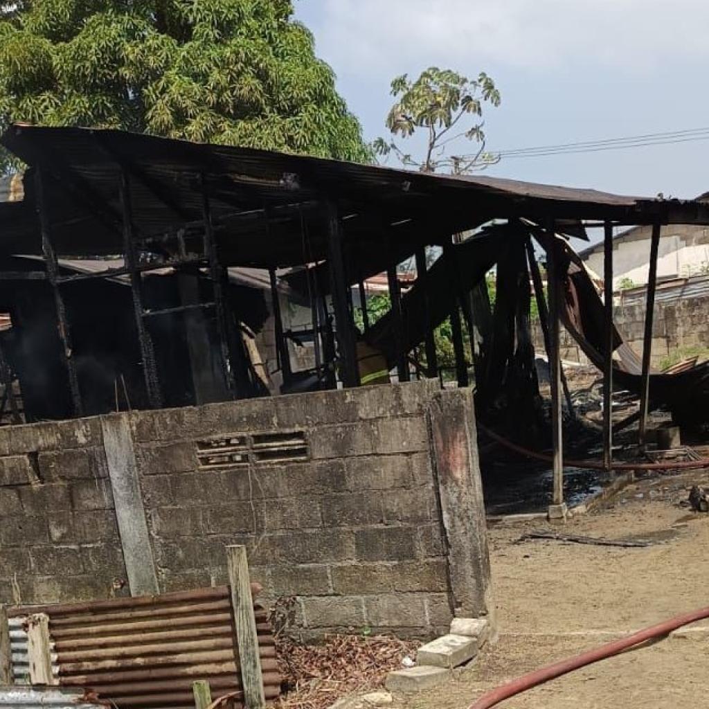 Video - Woning in Suriname volledig verwoest door brand