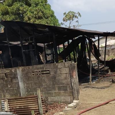 Video - Woning in Suriname volledig verwoest door brand