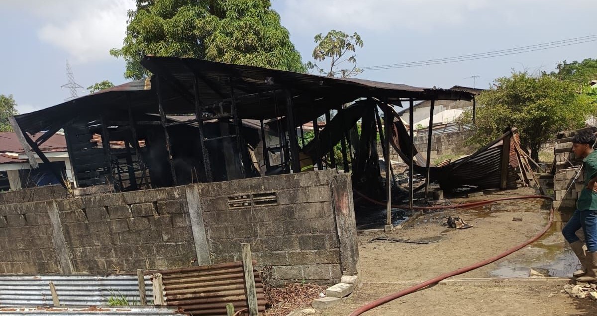 Video - Woning in Suriname volledig verwoest door brand