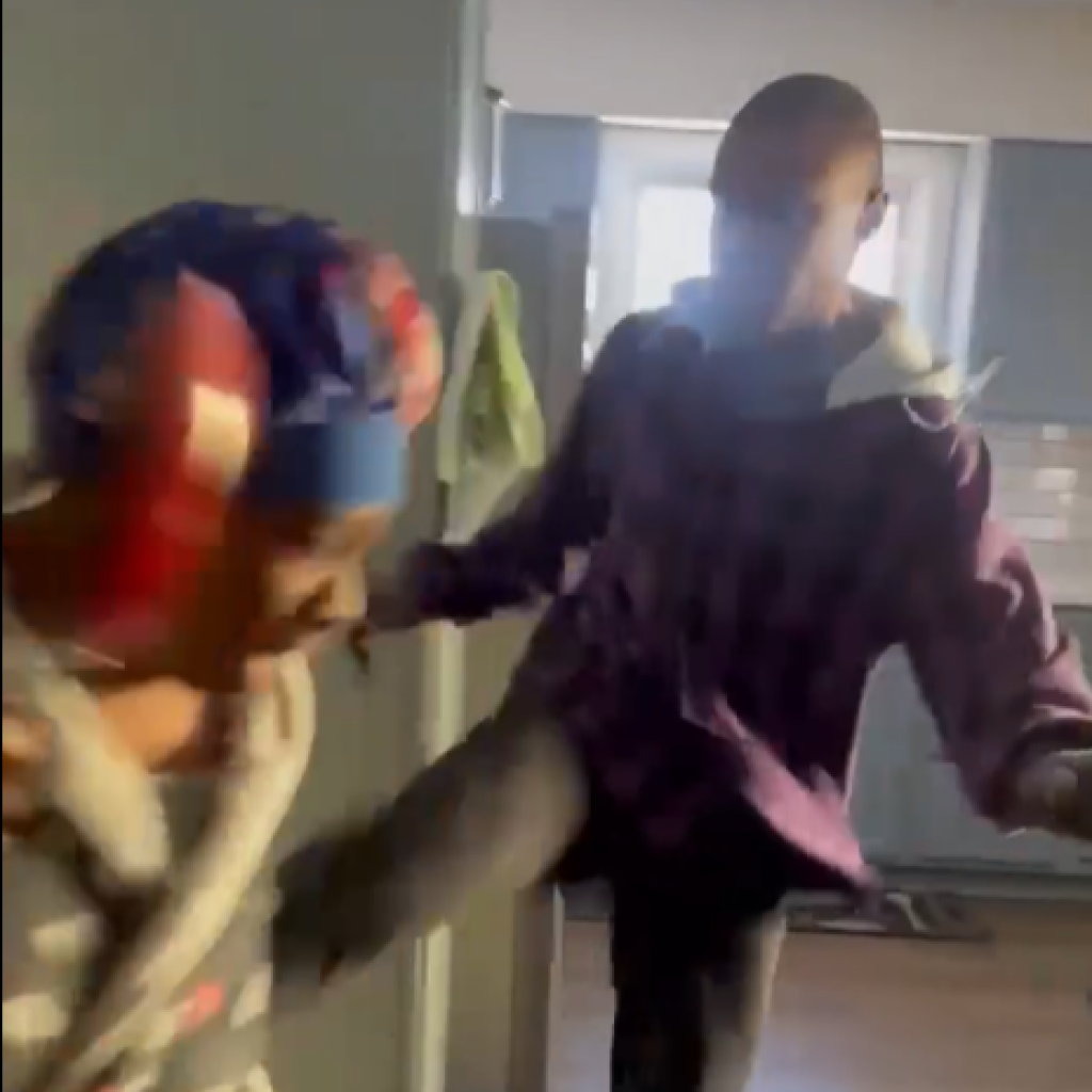 Video - Jongeman met autisme trapt en slaat moeder. Moeder deelt video voor awareness