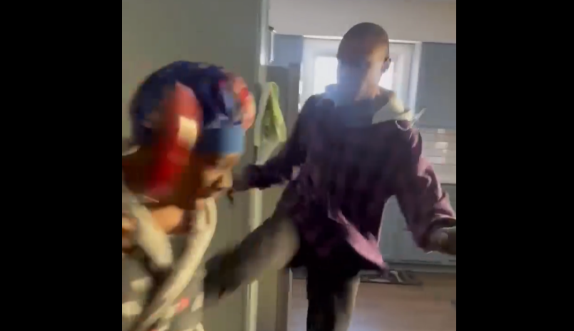Video - Jongeman met autisme trapt en slaat moeder. Moeder deelt video voor awareness