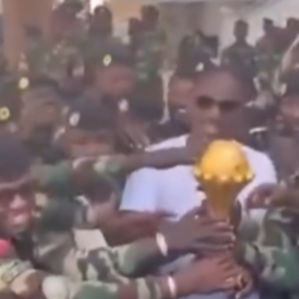Senegal-coach brengt AFCON-trofee naar militaire basis; Zal de trofee niet afstaan