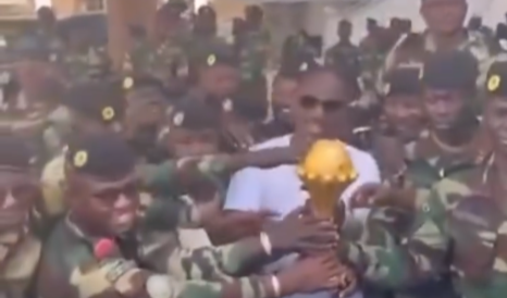 Senegal-coach brengt AFCON-trofee naar militaire basis; Zal de trofee niet afstaan