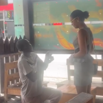 Video: Man vraagt vriendin om te trouwen bij broodjeswinkel in Suriname