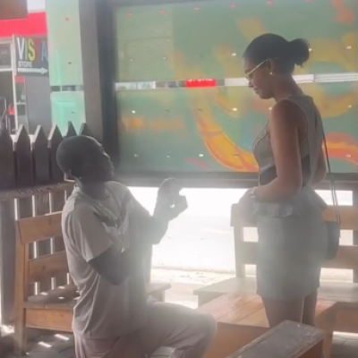 Video: Man vraagt vriendin om te trouwen bij broodjeswinkel in Suriname