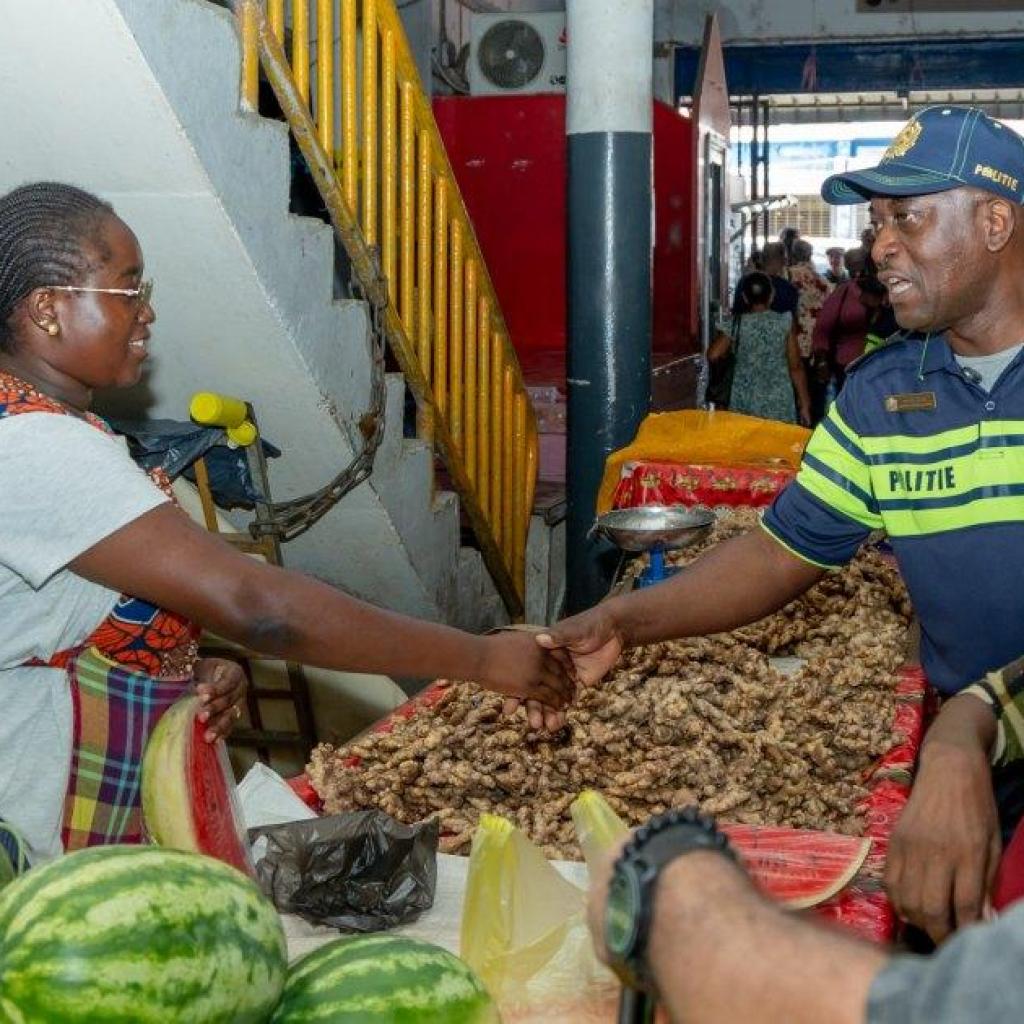 Korpschef Pinas bezoekt markten in Paramaribo om band met samenleving te versterken