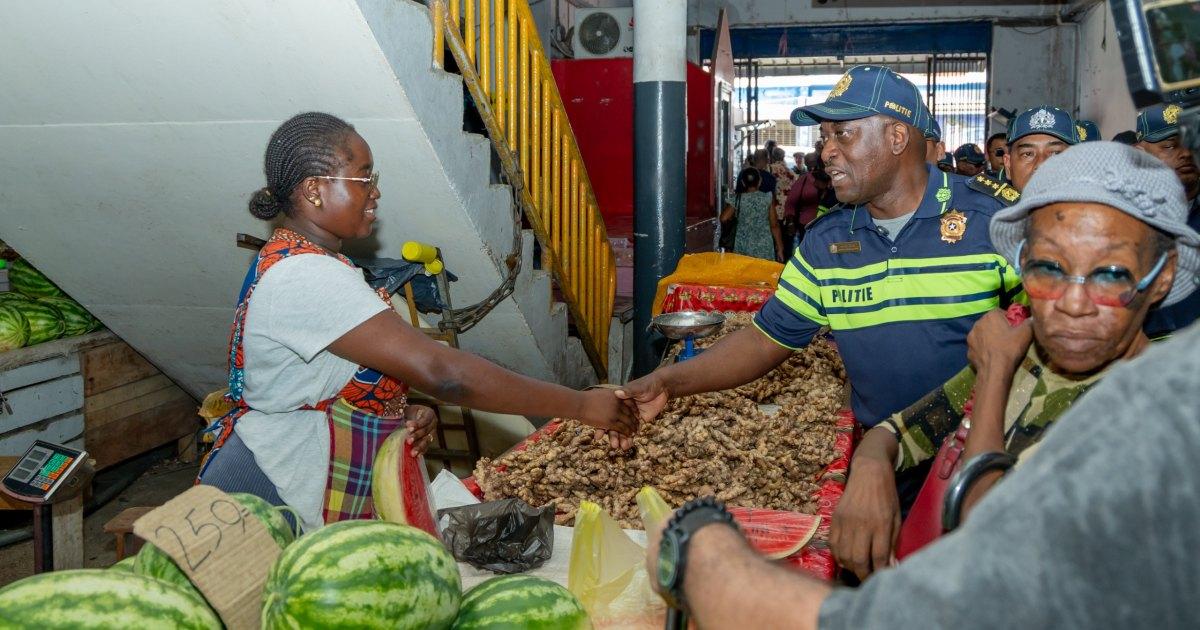 Korpschef Pinas bezoekt markten in Paramaribo om band met samenleving te versterken