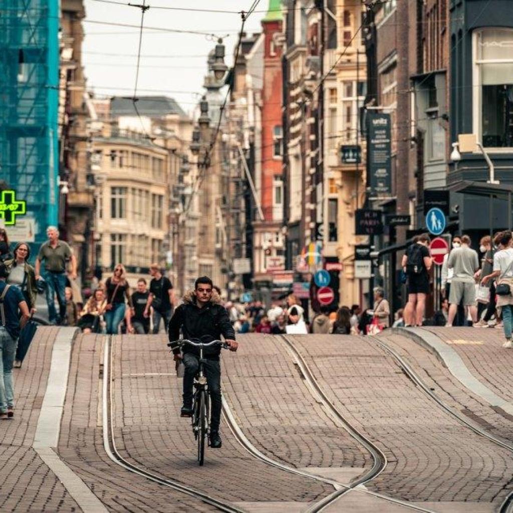 Sociale dynamiek rond Surinamers in Nederland en maatschappelijke situatie van homoseksuele mannen in Suriname