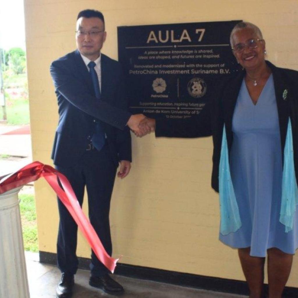 Gerenoveerde aula van Anton de Kom Universiteit van Suriname officieel in gebruik genomen