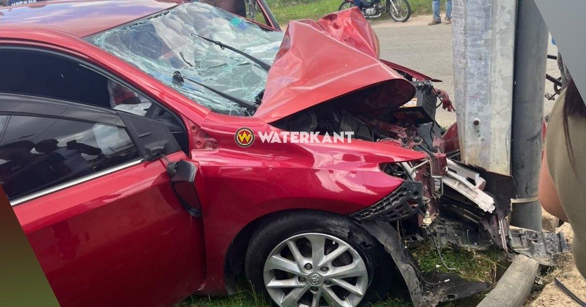 Automobilist overleden na harde botsing tegen EBS-mast aan Abonestraat