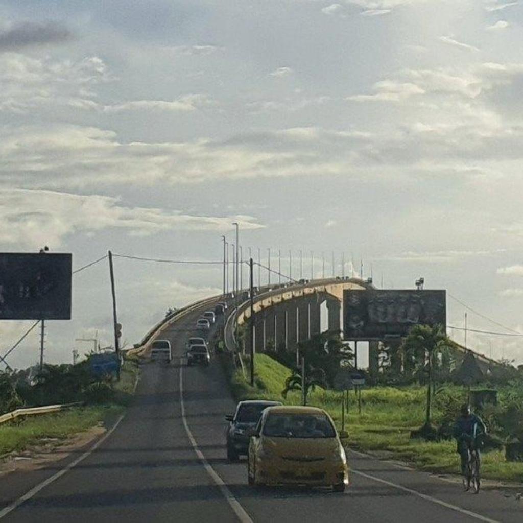 Unit Verkeer Oost roept bestuurders op om openingen in file op Jules Wijdenboschbrug te beperken