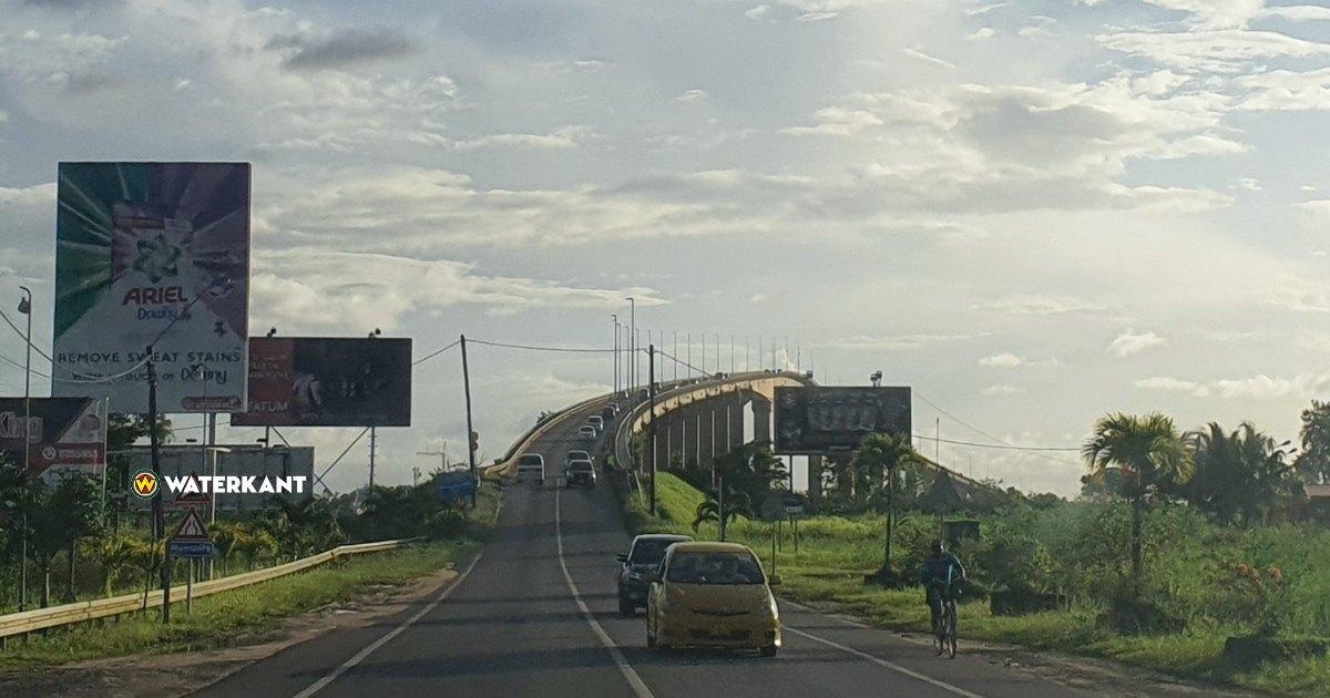 Unit Verkeer Oost roept bestuurders op om openingen in file op Jules Wijdenboschbrug te beperken