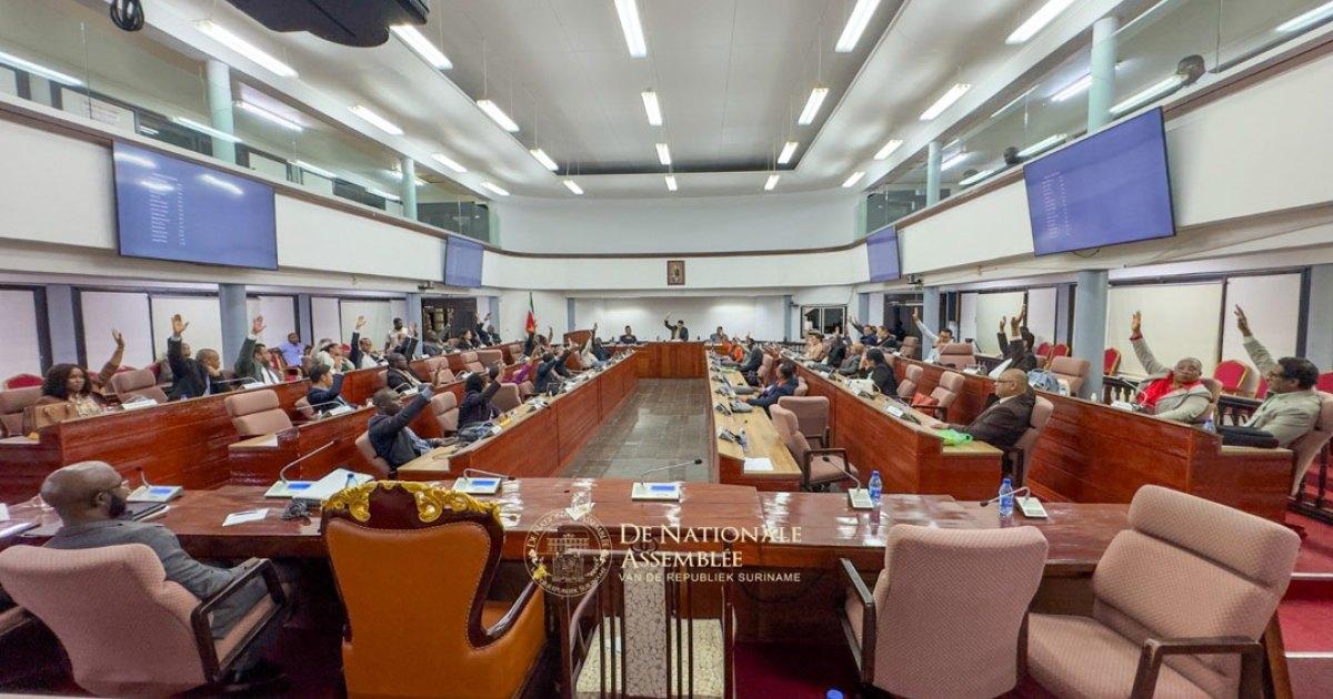 Kritiek op wisselende houding en verantwoordelijkheid binnen de Surinaamse politiek