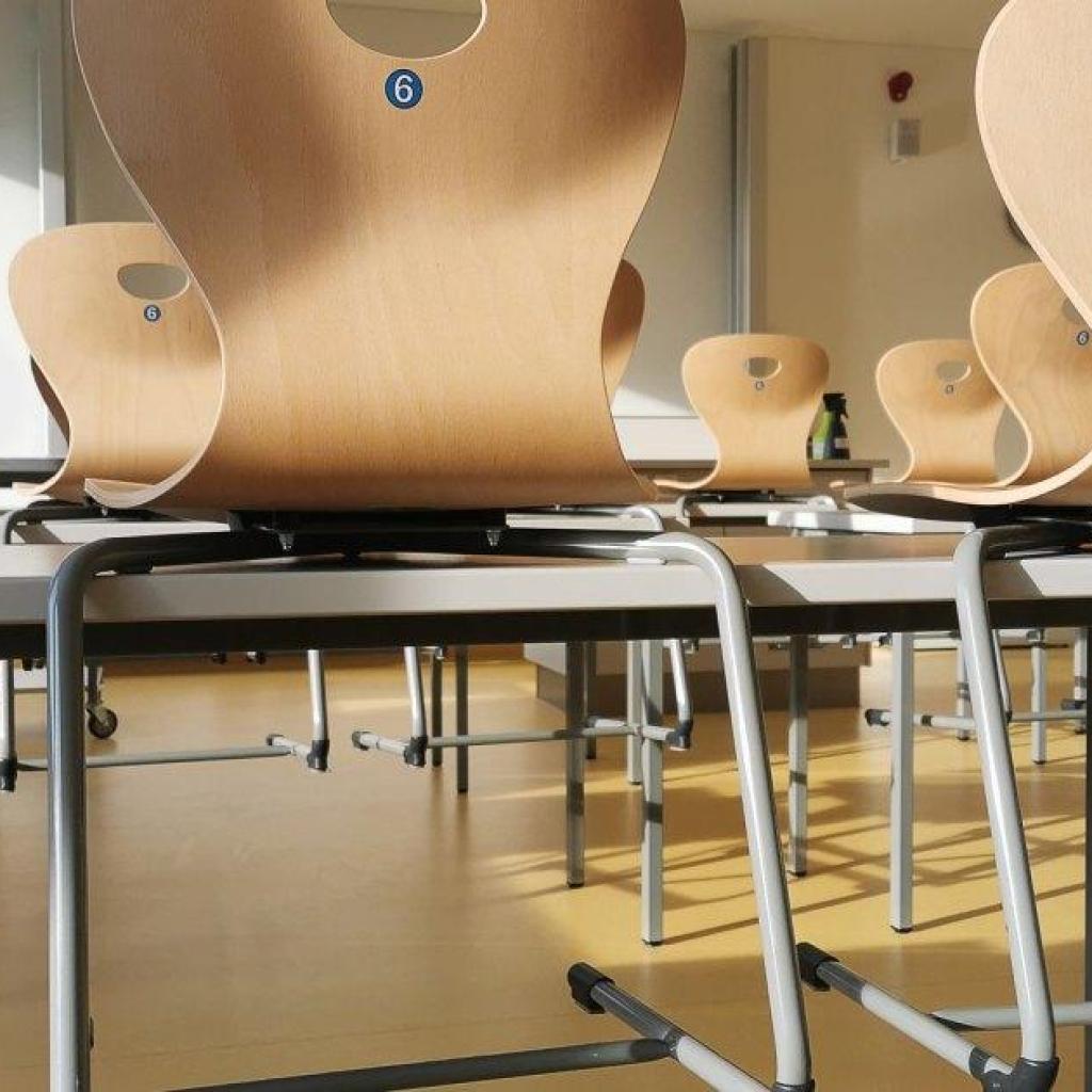 Vragen over politieke invloed binnen de VHP en de positie van onderwijsvoorzieningen