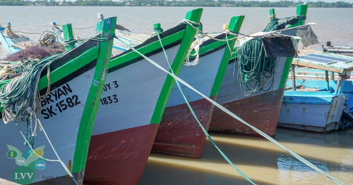 Nieuwe vispapieren voor vissersgemeenschap in Coronie na jarenlange stilstand