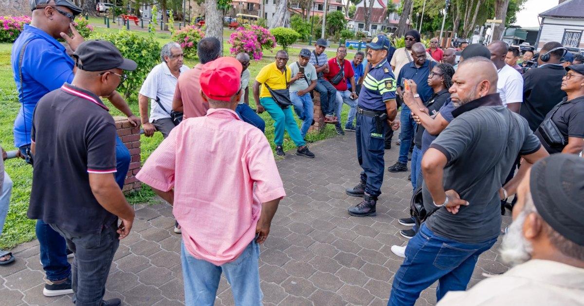 NVB-bushouders protesteren bij Kabinet van de President over achterstallige brandstofcompensatie