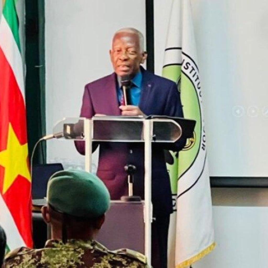 Chas Mijnals spreekt militairen toe bij opening opleidingsjaar van het IDO