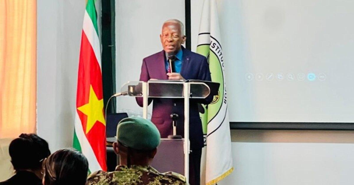 Chas Mijnals spreekt militairen toe bij opening opleidingsjaar van het IDO