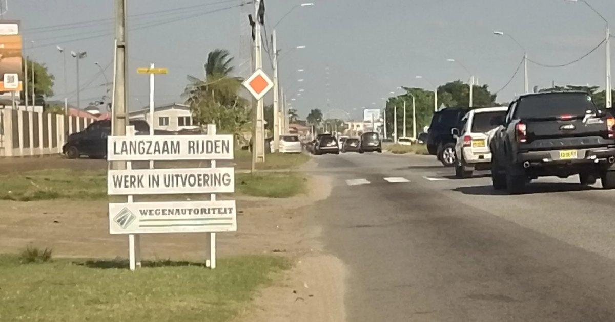 Nieuwe asfaltering aan Jagernath Lachmonstraat leidt tot file en oponthoud