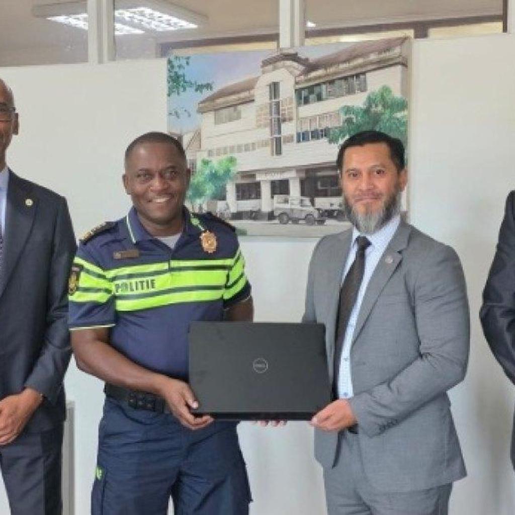 Interpol schenkt computerapparatuur en software aan Korps Politie Suriname