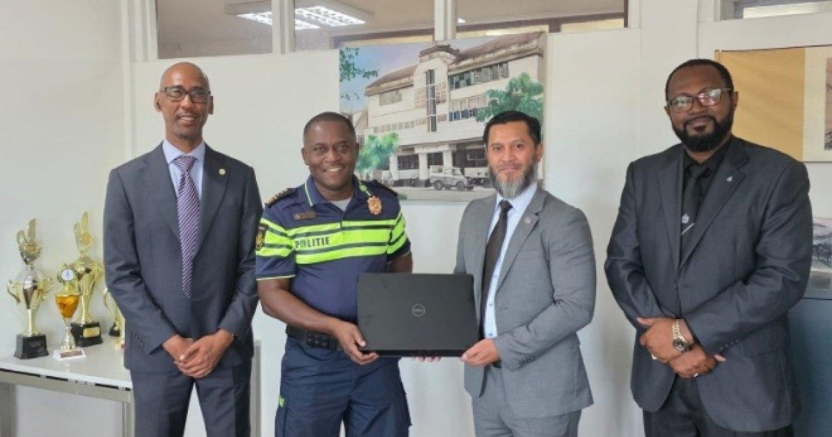 Interpol schenkt computerapparatuur en software aan Korps Politie Suriname