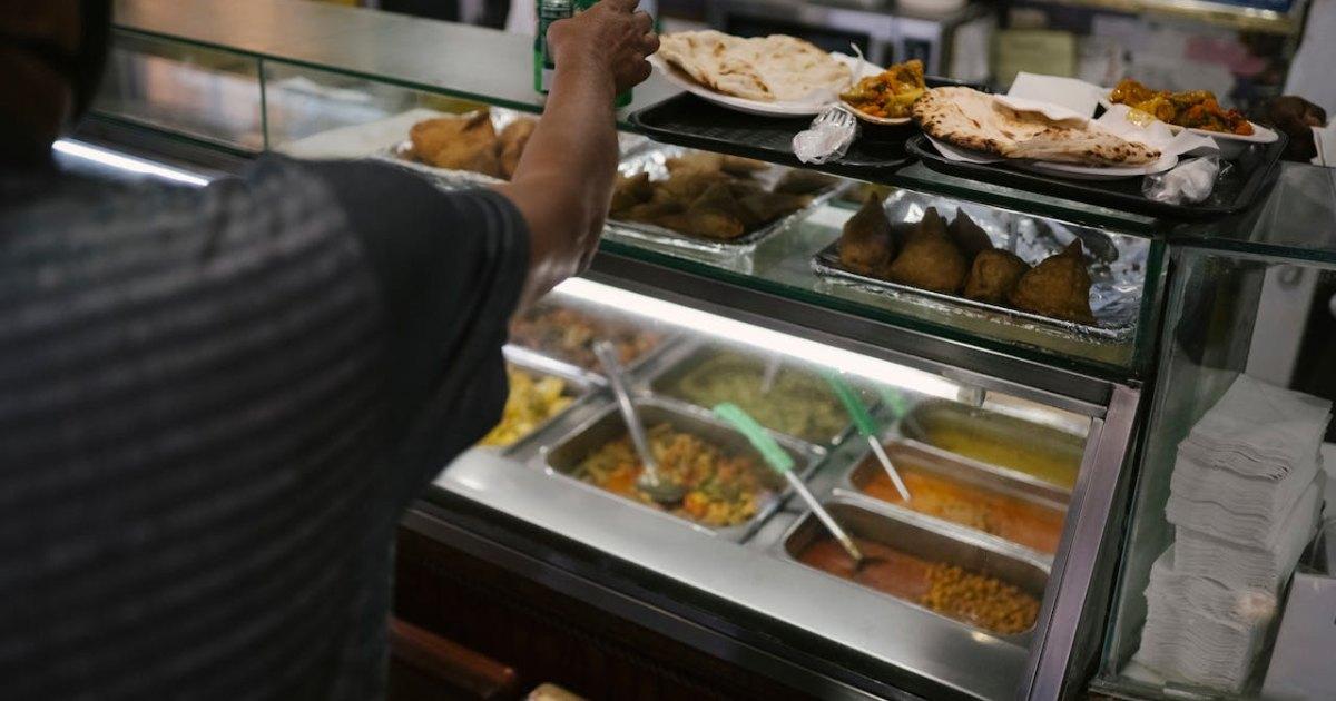 Verkrijgbaarheid en veiligheid van warme roti en nasi bij winkeliers