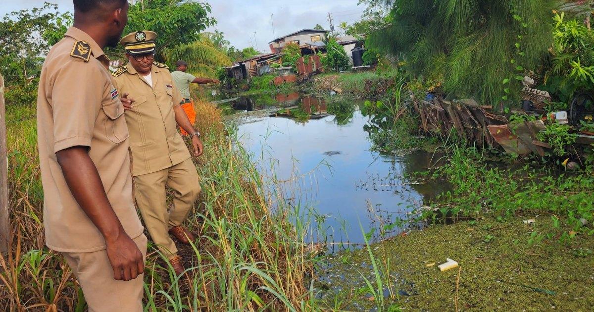 Dode vissen aangetroffen in Creola: districtscommissaris stelt zich op de hoogte van situatie