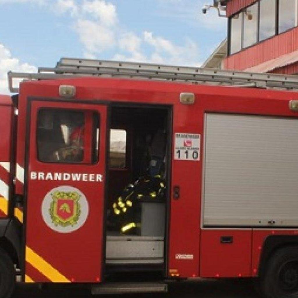 Houten woning in Lelydorp compleet verwoest na overslaan van grasbrand