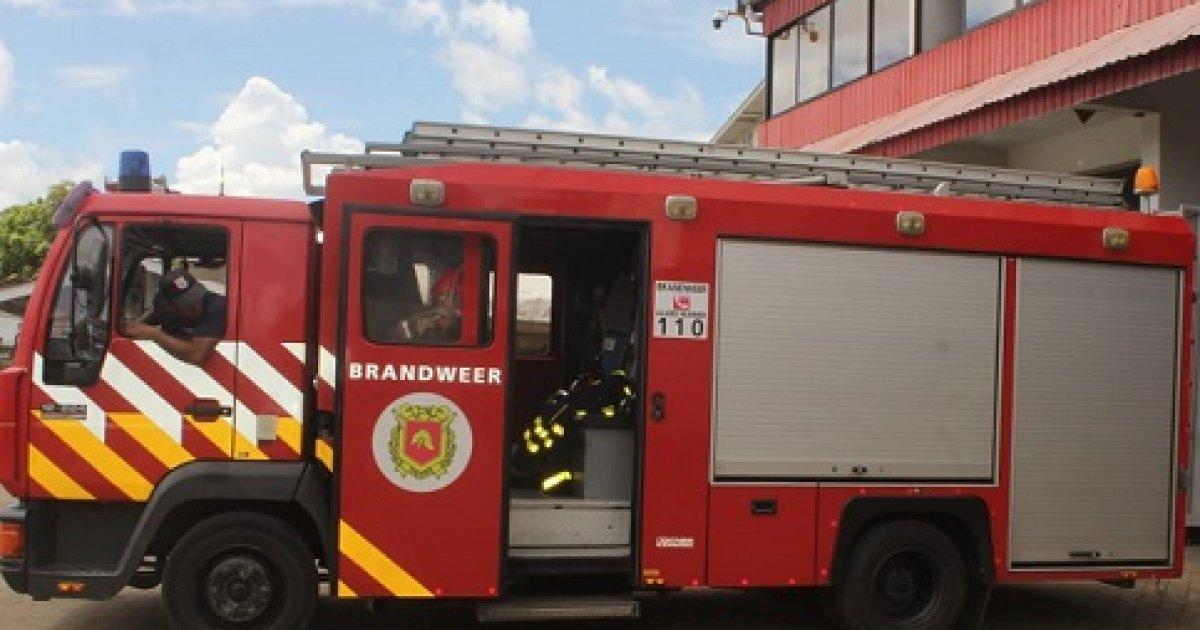 Houten woning in Lelydorp compleet verwoest na overslaan van grasbrand