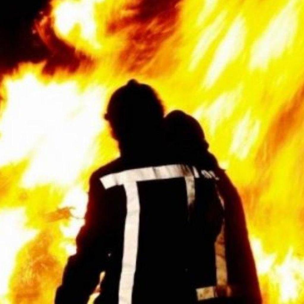 Grote brand verwoest machines en pand aan de Fredericiweg in Nickerie