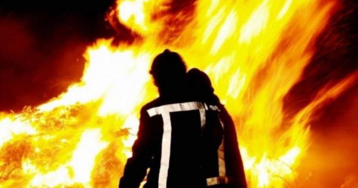 Grote brand verwoest machines en pand aan de Fredericiweg in Nickerie