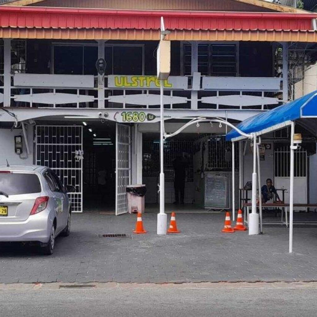 Mogelijke gevolgen van technologische vernieuwing voor Surinaamse taxichauffeurs en situatie rond drinkwater