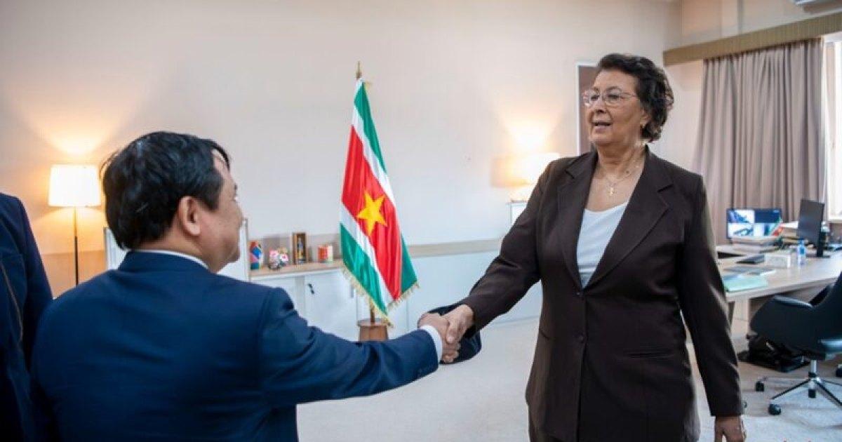 Afscheidsbezoek Vietnamese ambassadeur aan president Geerlings-Simons