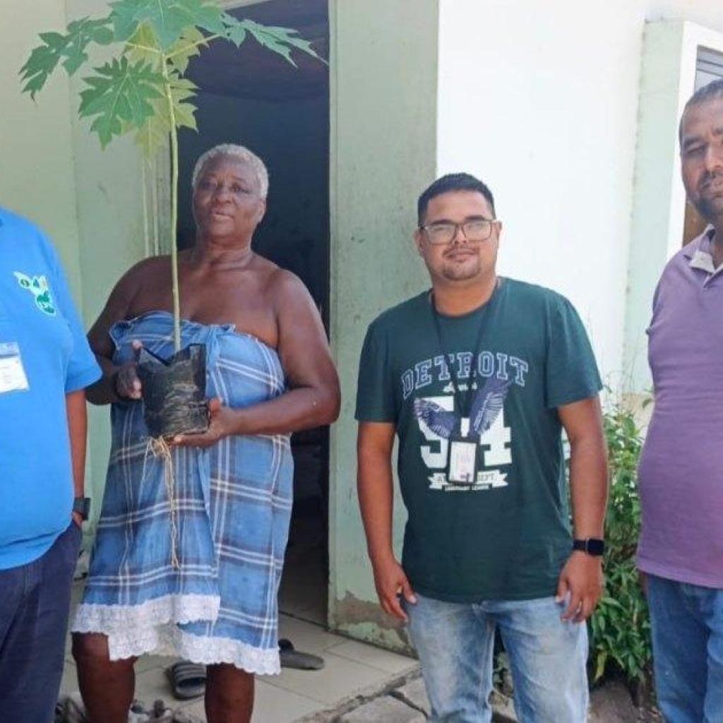 Plattelandsvrouwen in Lelydorp ontvangen fruitplantjes van ministerie van LVV