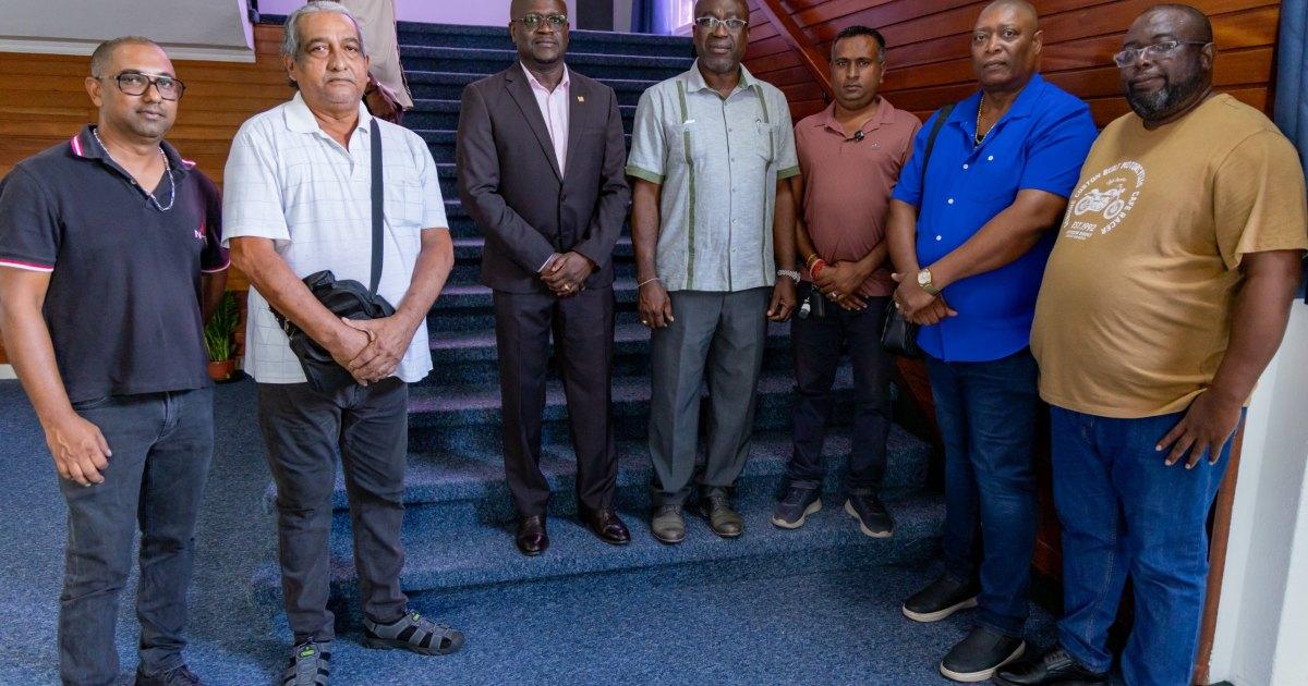 Kabinet van de President informeert stakende NVB-bushouders over vertraagde brandstofcompensatie