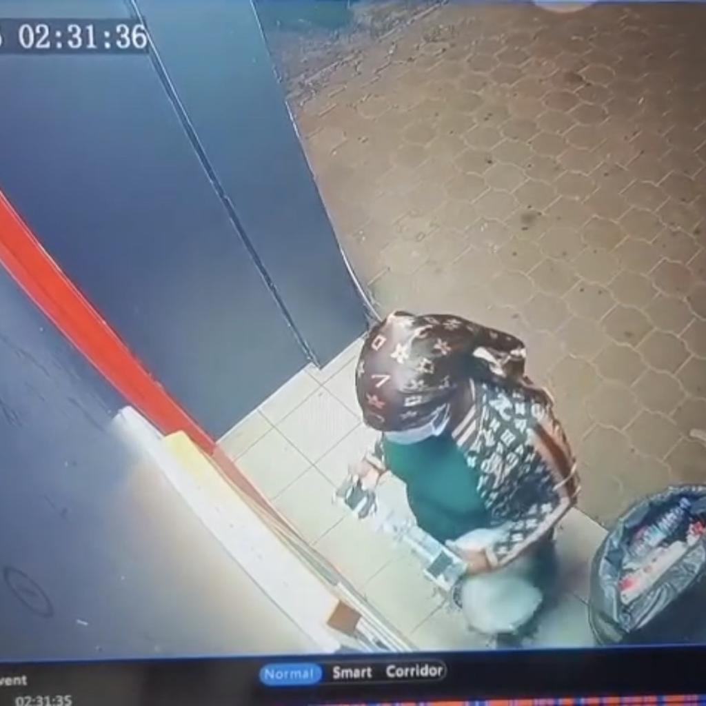 Video - Scammer van een pinautomaat in Suriname is een man die zich voordoet als vrouw
