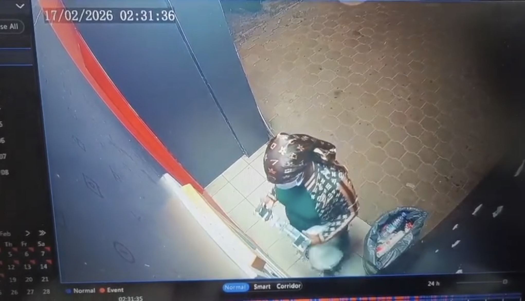 Video - Scammer van een pinautomaat in Suriname is een man die zich voordoet als vrouw