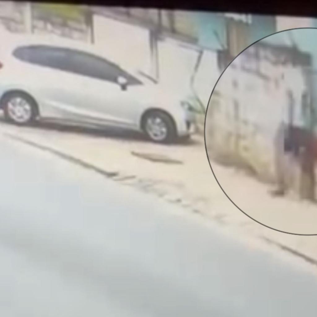 Video - Tas van leraar gestolen op schoolerf door mannen van een wit gelakte voertuig
