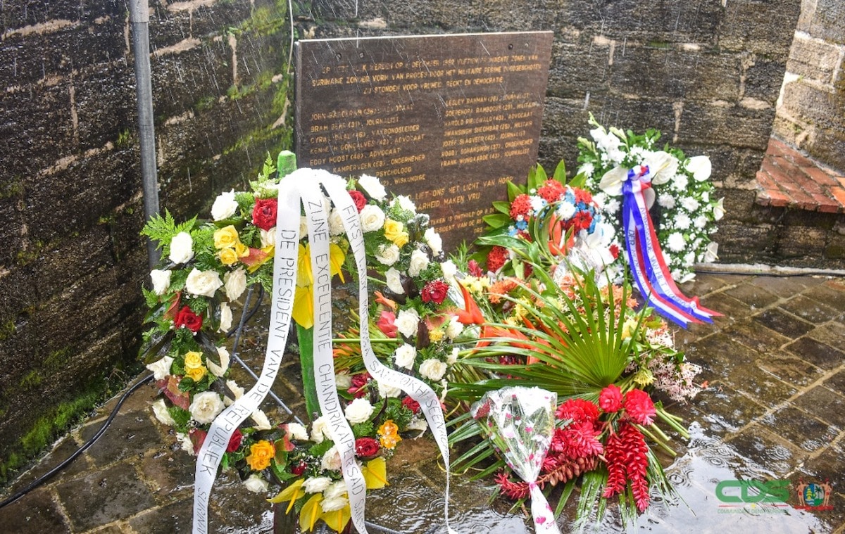 Families slachtoffers Decembermoorden eisen miljoenen compensatie tegen Staat Suriname